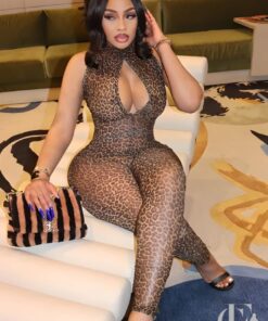 Combinaison sexy club imprimé léopard femme assise