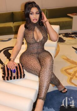 Combinaison sexy club imprimé léopard femme assise