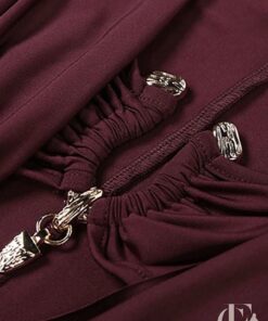 Combinaison bordeaux drapée décolleté plongeant broches argentées décoratives