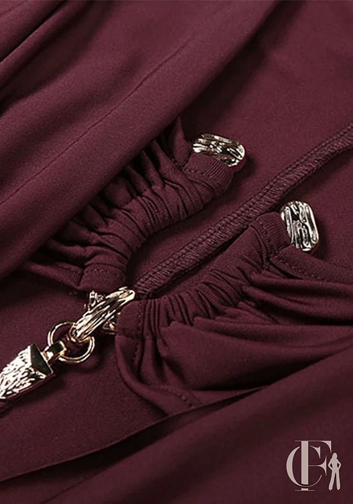 Combinaison bordeaux drapée décolleté plongeant broches argentées décoratives