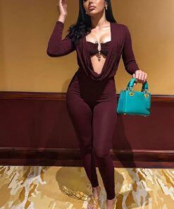 Combinaison bordeaux décolleté plongeant drapé détails métalliques soirée