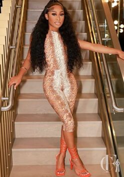 Combinaison moulante paillettes dorées motif serpent col halter dos nu